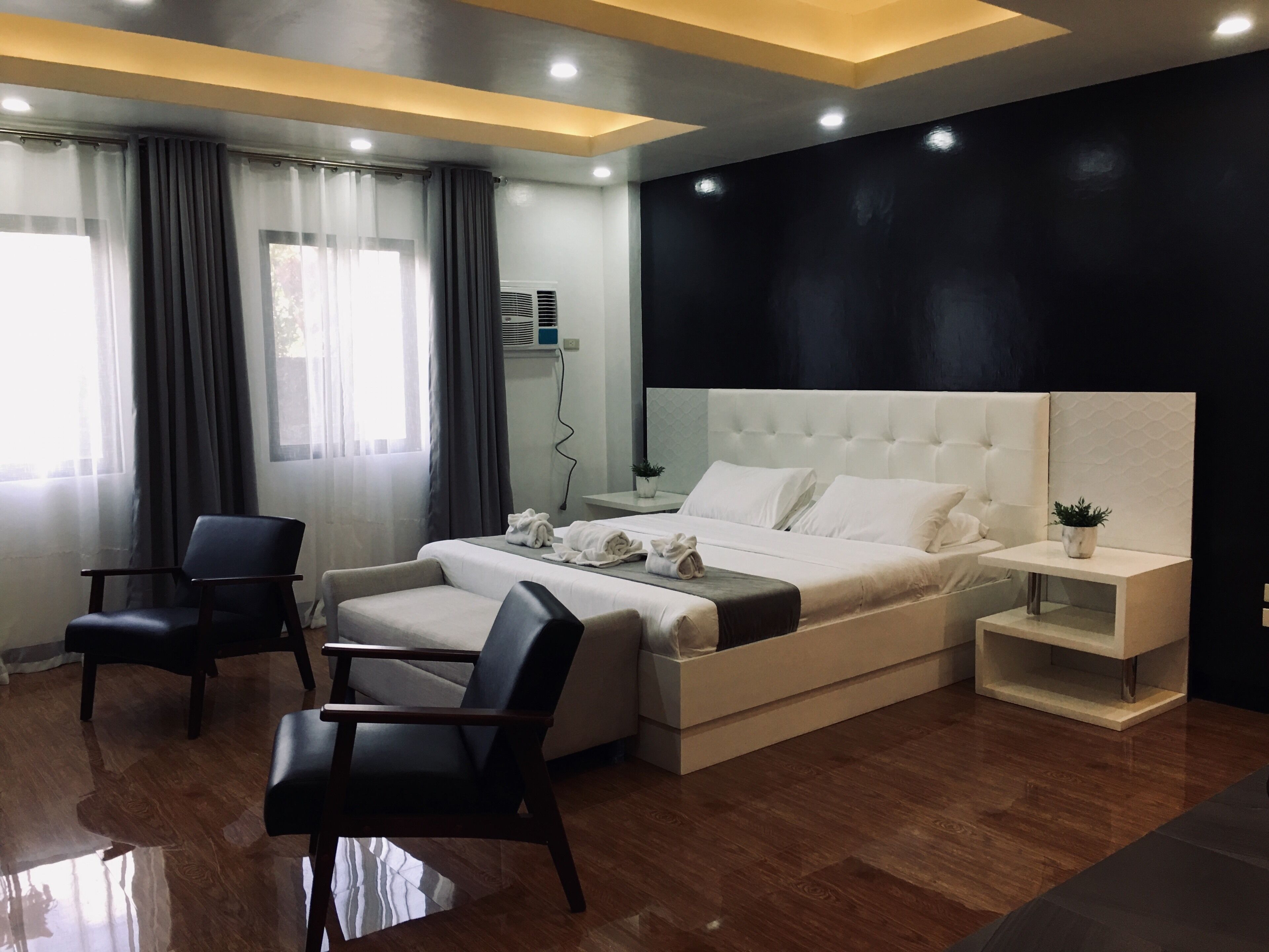 premium suite, 1 king bed | 1 bedroom, premium bedding, down duvets, desk