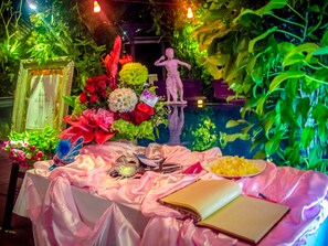 Serveert ontbijt, lunch, diner, internationale gerechten 