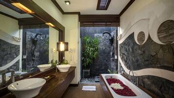 Vila, 1 quarto, piscina particular | Comodidades do banheiro | Banheira e chuveiro separados, produtos de toalete grátis