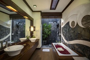 Vila, 1 quarto, piscina particular | Comodidades do banheiro | Banheira e chuveiro separados, produtos de toalete grátis