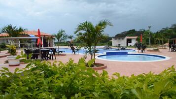 Piscine extérieure, parasols de plage