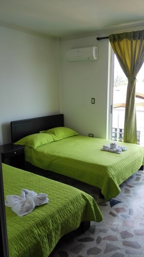 Tremannsrom | Minibar, skrivebord, strykejern/-brett og wi-fi (inkludert)