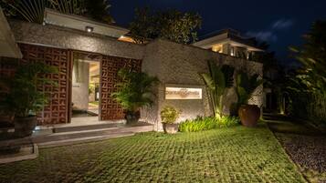 Fachada da propriedade à noite