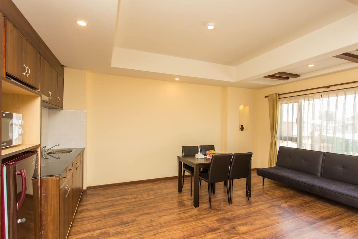 deluxe apartment, 1 bedroom, kitchenette, city view | in-room dining