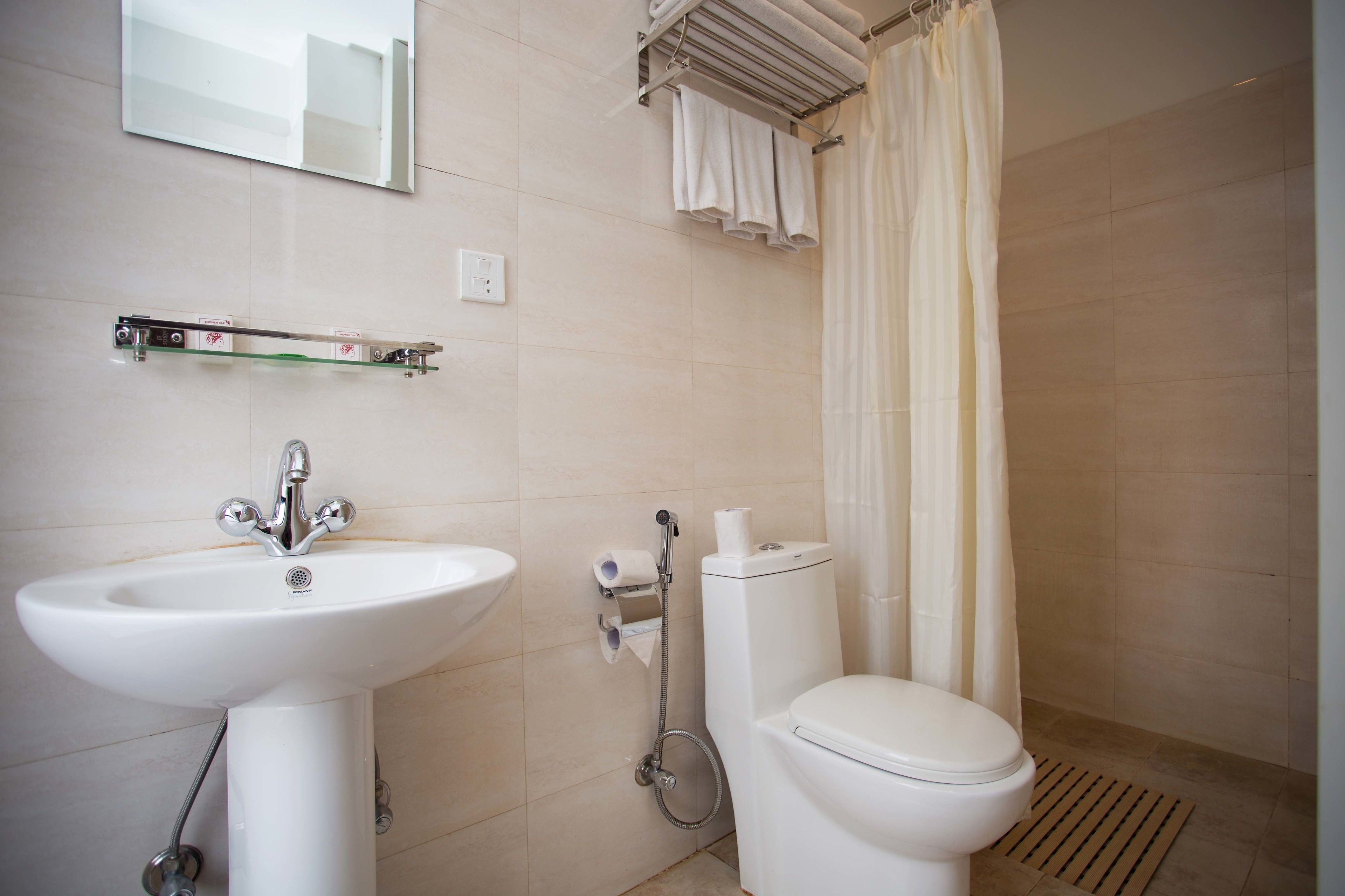 shower, rainfall showerhead, free toiletries, hair dryer