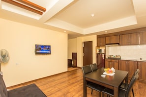 Apartamento Deluxe, 1 habitación, cocina básica, vistas a la ciudad | Servicio de comidas en la habitación
