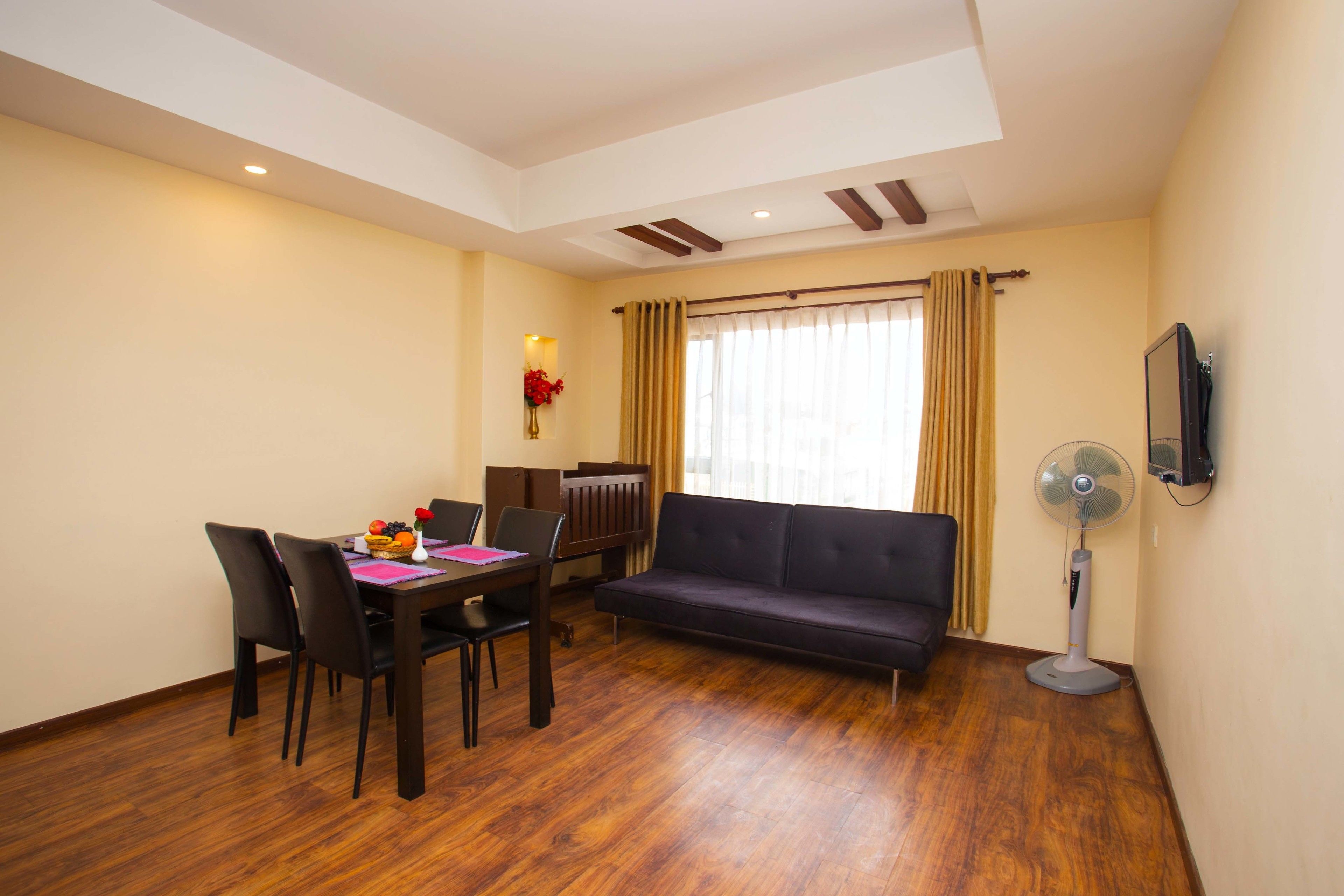 Leilighet – deluxe, 1 soverom, tekjøkken, byutsikt | Oppholdsområde | En 32-tommers LED-TV med digitale kanaler samt TV og filmkjøp