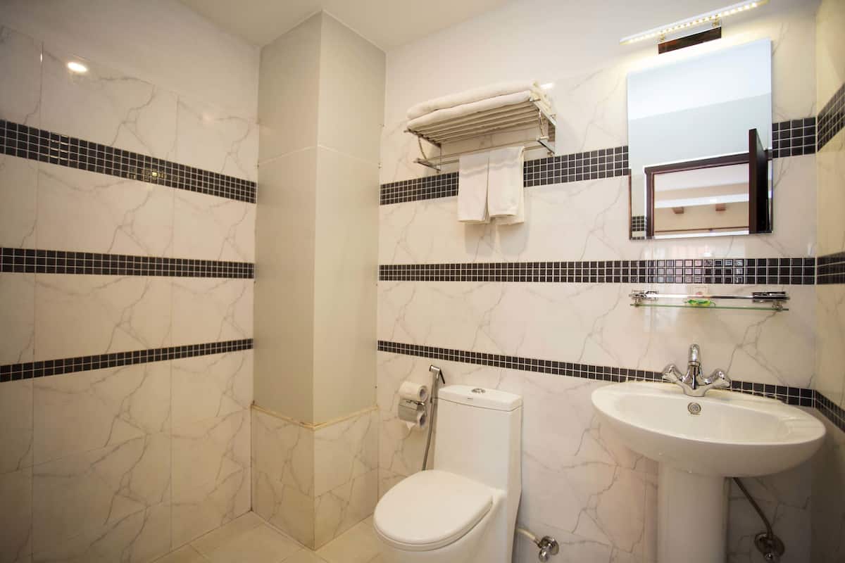 shower, rainfall showerhead, free toiletries, hair dryer