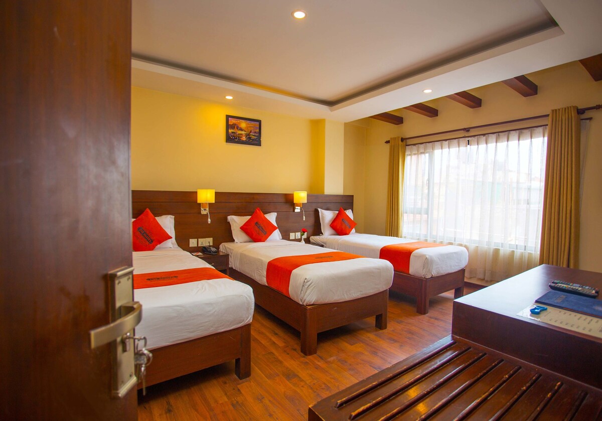 羽毛の掛け布団、ピロートップベッド、ミニバー、セーフティボックス (室内)