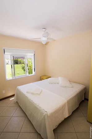 Verduisterende gordijnen, een strijkplank/strijkijzer, gratis wifi