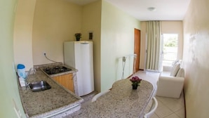 Cafetera/tetera, refrigerador, microondas
