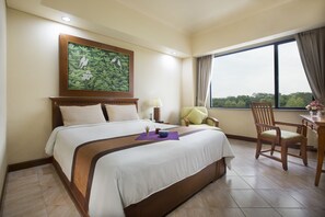 Kamar Standar | Brankas, meja kerja, tirai kedap cahaya, dan setrika/meja setrika