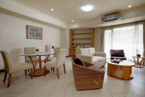 Kamar | Brankas, meja kerja, tirai kedap cahaya, dan setrika/meja setrika