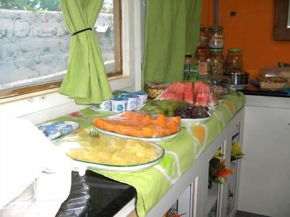 Ein reichhaltiges Buffet mit verschiedenen Speisen und Beilagen.