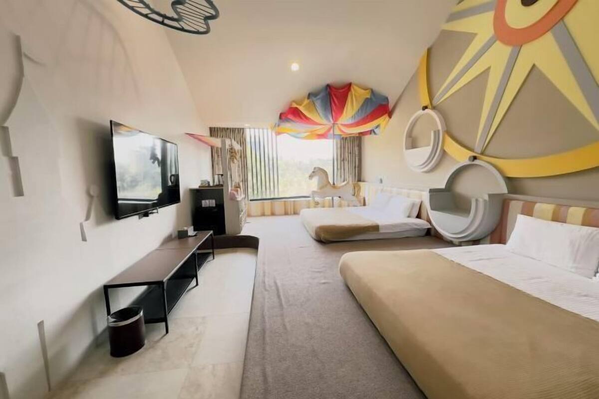 Premium bedding, desk, blackout drapes, soundproofing