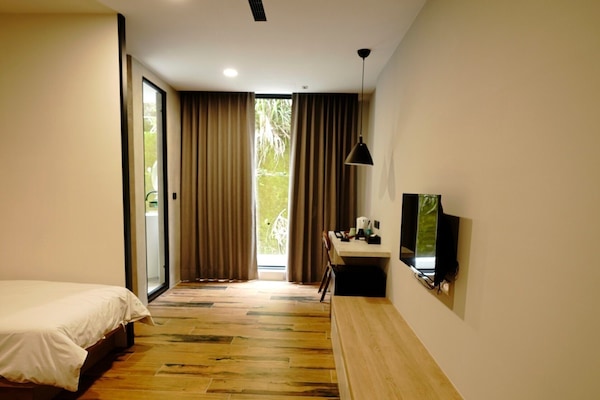 Premium bedding, desk, blackout curtains, soundproofing