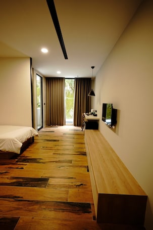 Ropa de cama de alta calidad, escritorio y cortinas blackout