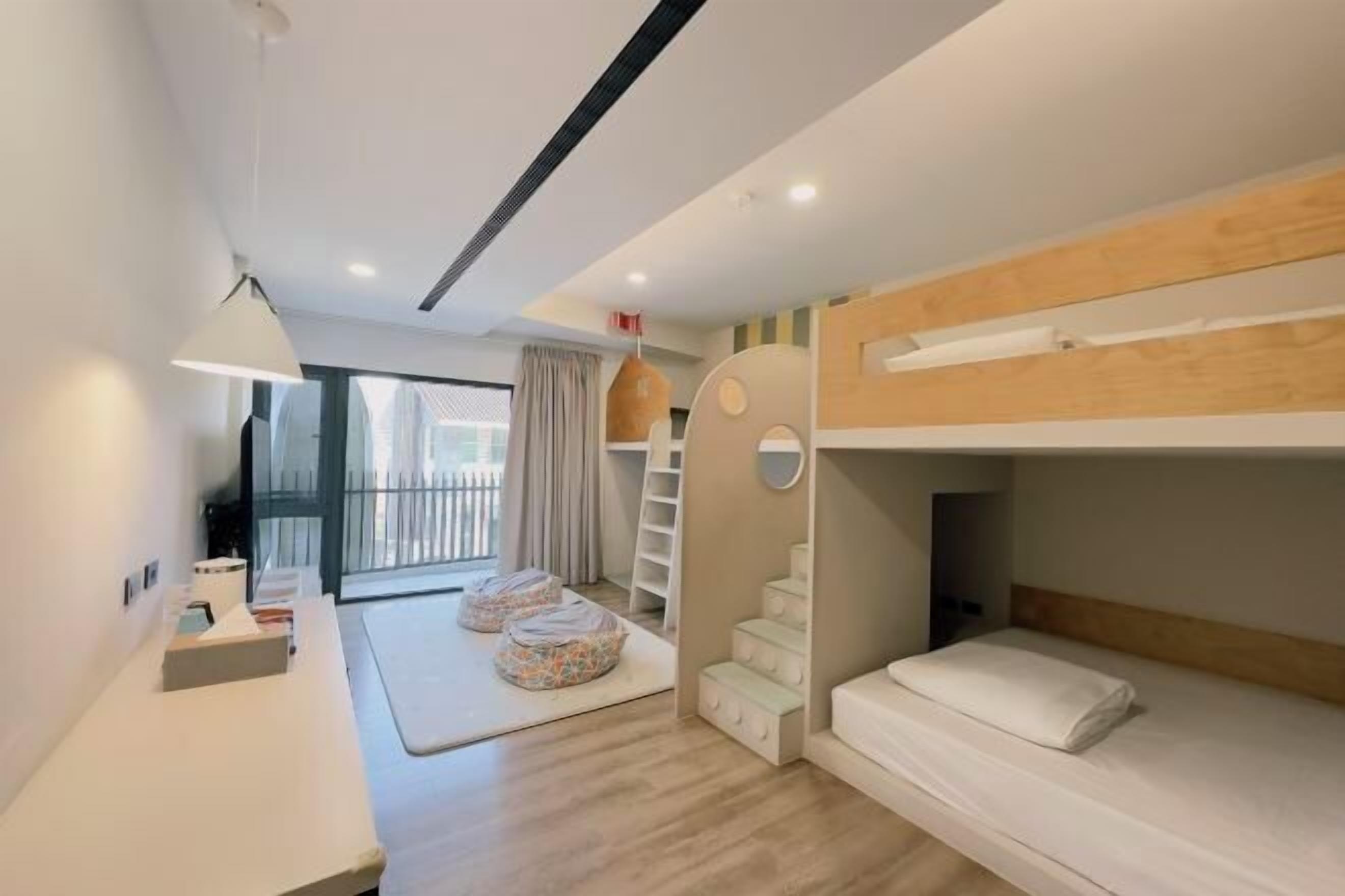 Premium bedding, desk, blackout drapes, soundproofing