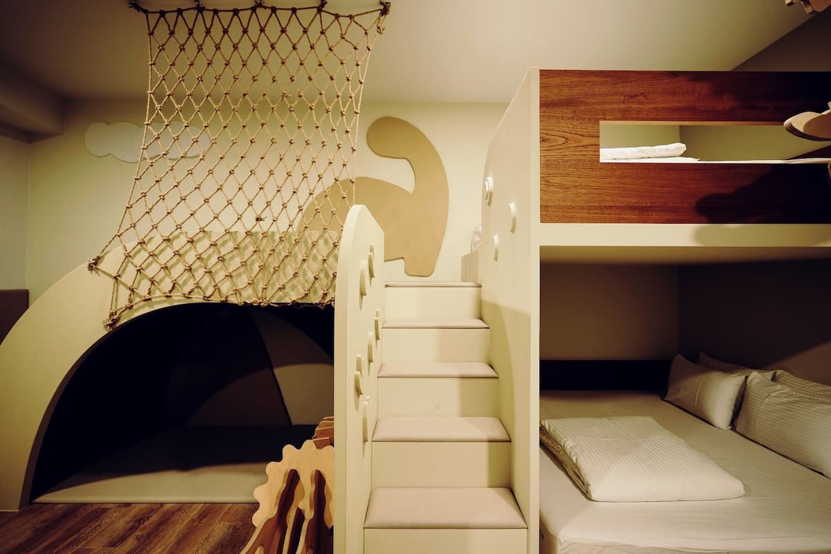 Habitación cuádruple familiar, 1 habitación, para no fumadores, balcón | Ropa de cama de alta calidad, escritorio y cortinas blackout
