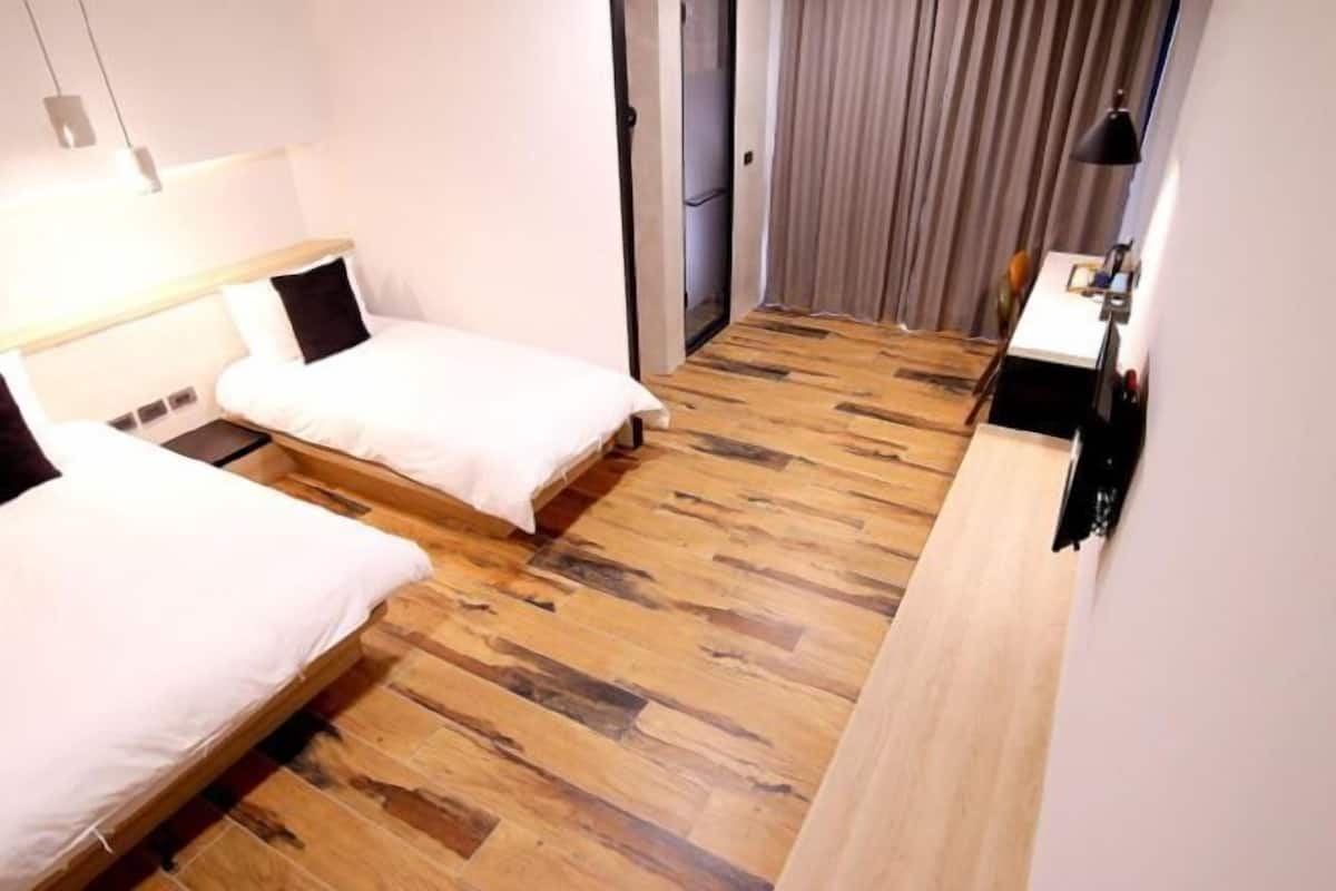 Ropa de cama de alta calidad, escritorio y cortinas blackout