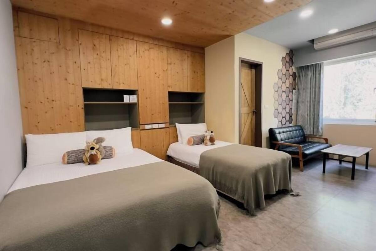 Premium bedding, desk, blackout drapes, soundproofing