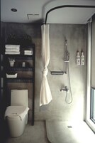 Ducha, artículos de tocador gratuitos, secador de pelo, pantuflas