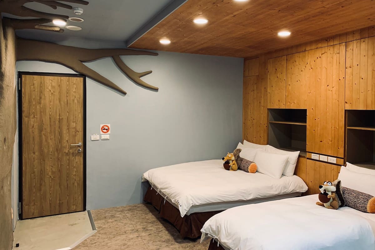 Habitación básica con 2 camas individuales, 1 habitación, baño en la habitación | Ropa de cama de alta calidad, escritorio y cortinas blackout