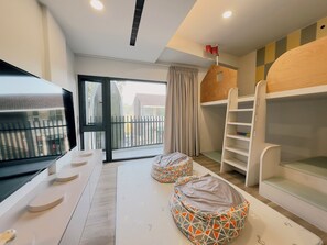 Phòng 4 dành cho gia đình, 1 phòng ngủ, không hút thuốc, ban công | Bộ đồ giường cao cấp, bàn, màn/rèm cản sáng, phòng cách âm 