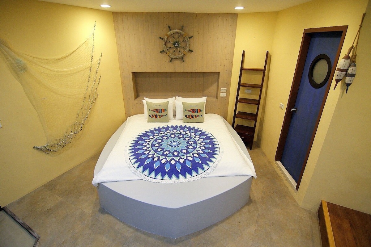 Habitación básica doble, 1 cama Queen size, baño en la habitación | Ropa de cama de alta calidad, escritorio y cortinas blackout