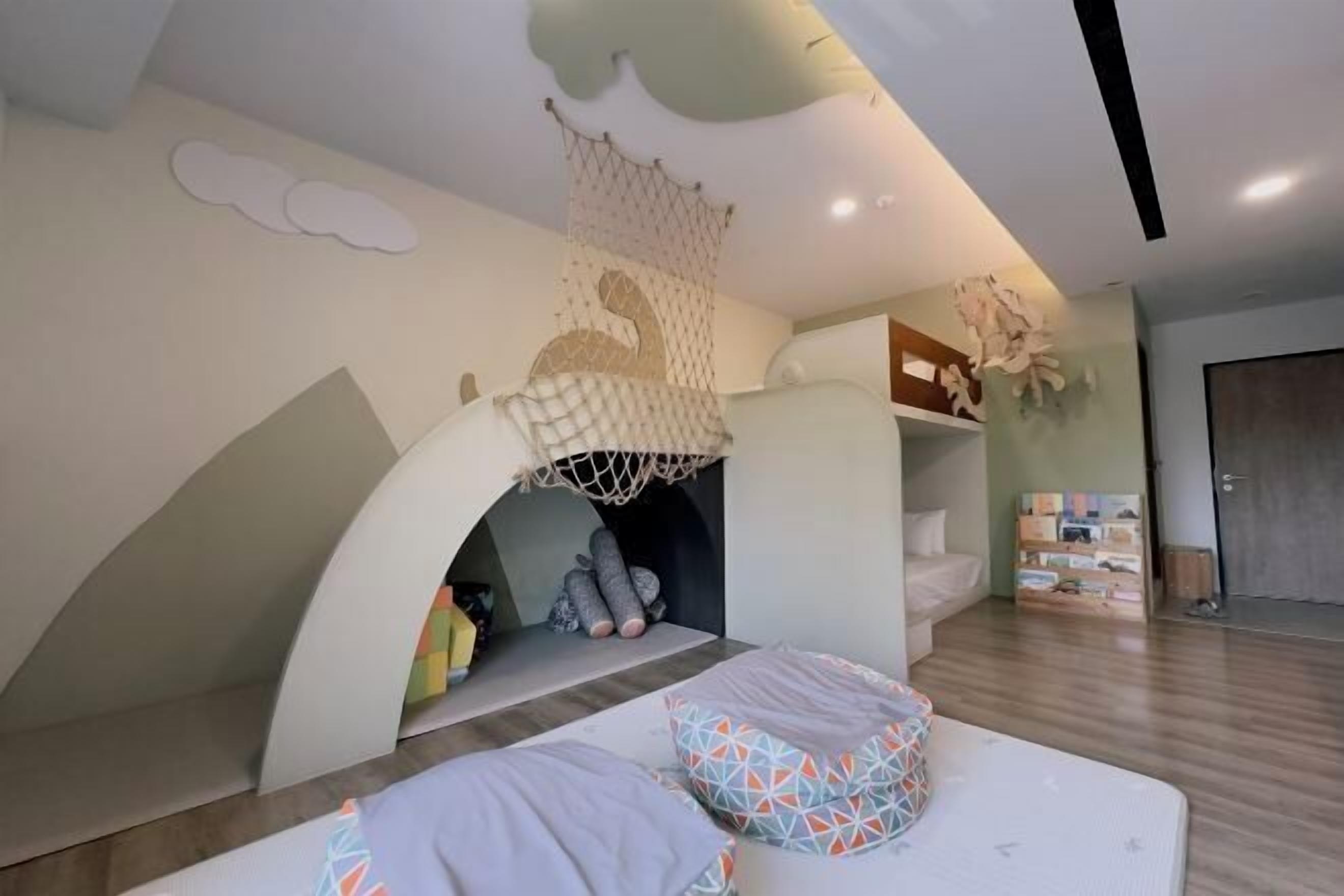 Premium bedding, desk, blackout drapes, soundproofing