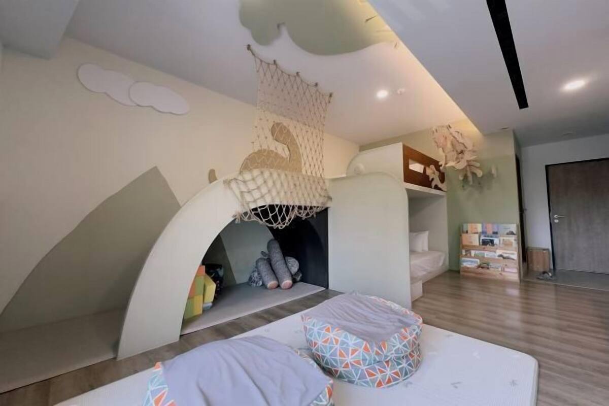 Premium bedding, desk, blackout drapes, soundproofing