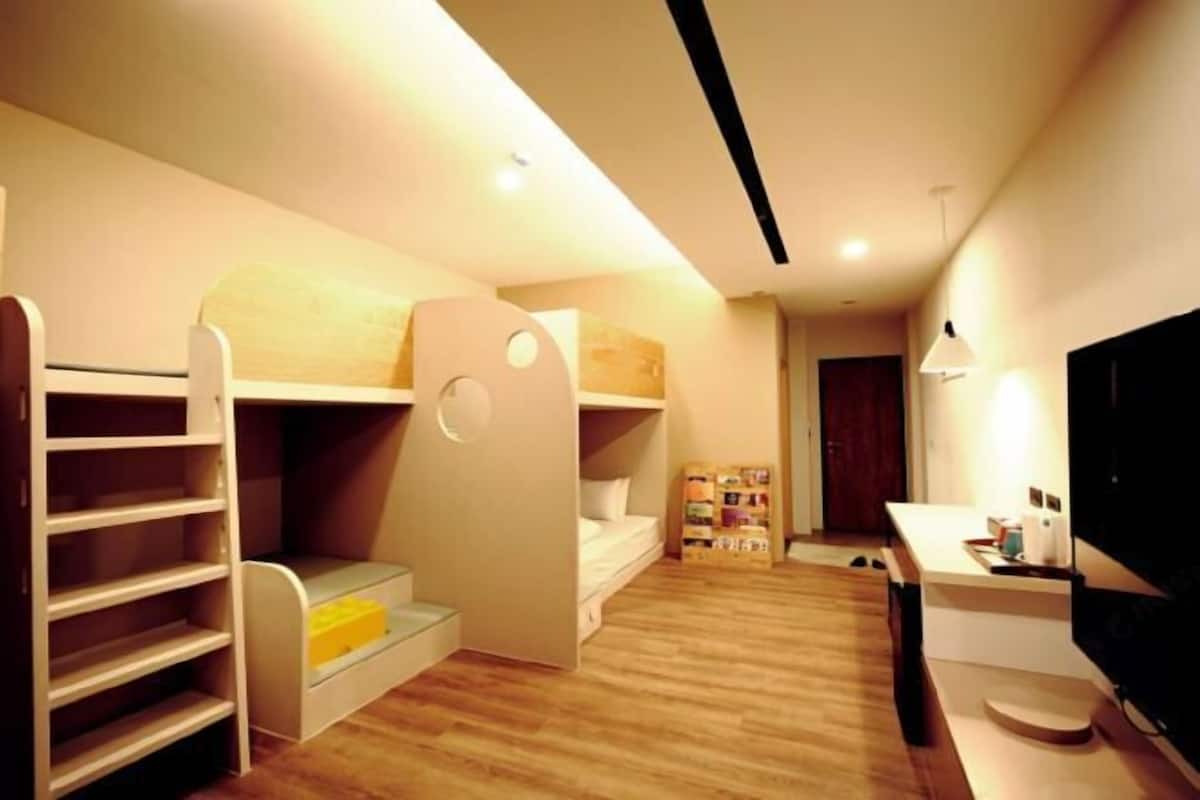 Ropa de cama de alta calidad, escritorio y cortinas blackout