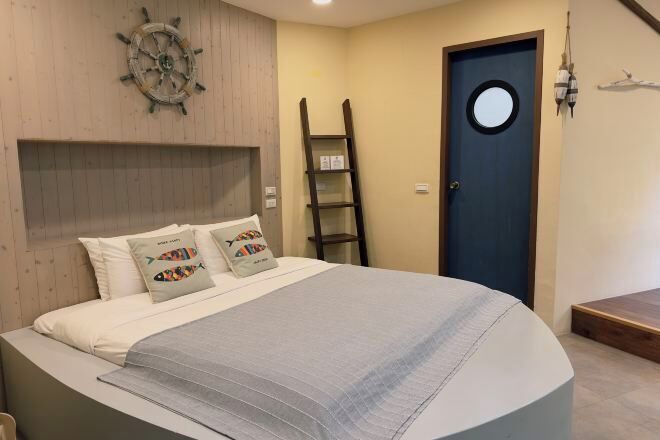 Premium bedding, desk, blackout drapes, soundproofing