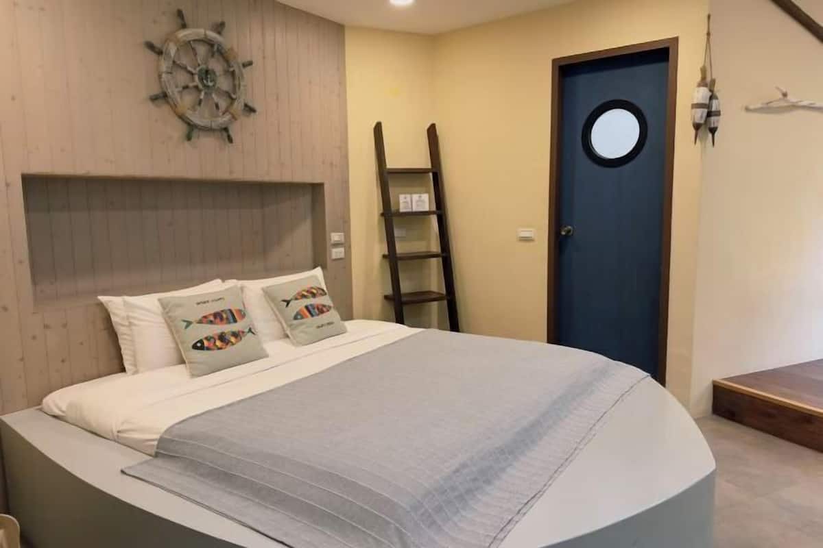 Roupas de cama premium, escrivaninha, cortinas blackout