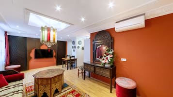 Deluxe-Suite, 1 King-Bett, Küche, zum Innenhof hin | Verdunkelungsvorhänge, schallisolierte Zimmer, Bügeleisen/Bügelbrett