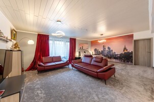 Comfort Penthouse, 3 Bedrooms, Non Smoking | Blackout drapes, soundproofing, iron/ironing board, free WiFi