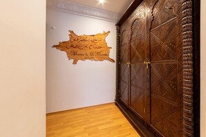 Suíte luxo, 1 cama King, cozinha, no pátio | Cortinas blackout, quartos à prova de som, ferros/tábuas de passar roupa