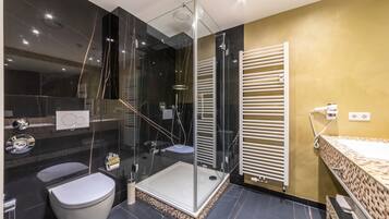 Appartamento Superior | Bagno | Asciugacapelli, asciugamani, sapone, shampoo