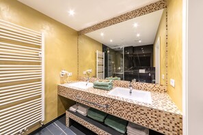 Superior appartement | Badkamer | Een haardroger, handdoeken, zeep, shampoo