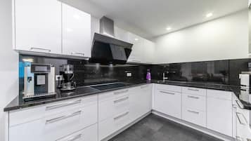 Penthouse Confort, 3 habitaciones, para no fumadores | Cocina privada | Refrigerador con congelador, parrilla de estufa y cafetera y tetera