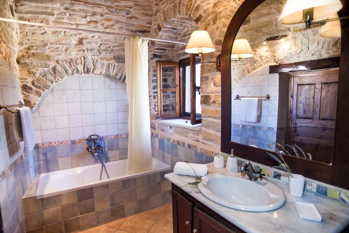 Quadrupla Superior, 2 camere da letto | Una cassaforte in camera, ferro/asse da stiro