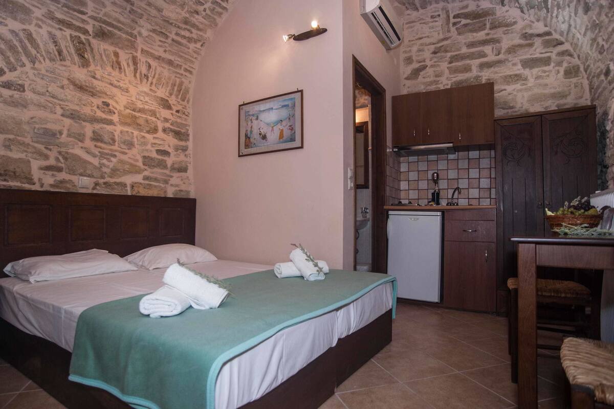 Monolocale Economy, 2 letti singoli, al piano terra | Una cassaforte in camera, ferro/asse da stiro