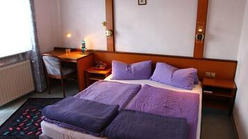 Kahden hengen huone (yksi tai kaksi sänkyä), kylpyhuone makuuhuoneen yhteydessä