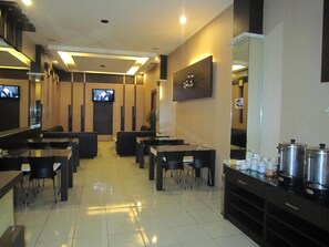 Breakfast served - Wisma Sederhana Budget Hotel (Medan)
