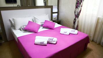 Premium bedding, free minibar items, desk, free WiFi