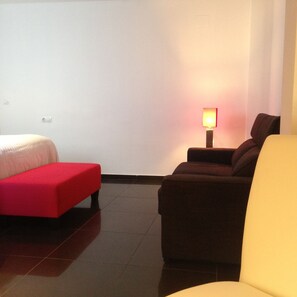 Bureau, lits bébé (gratuits), lits pliants/supplémentaires