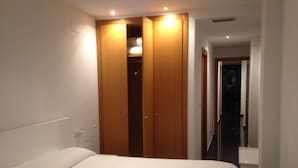 Una habitación de hotel con cama, un armario de madera y baño.
