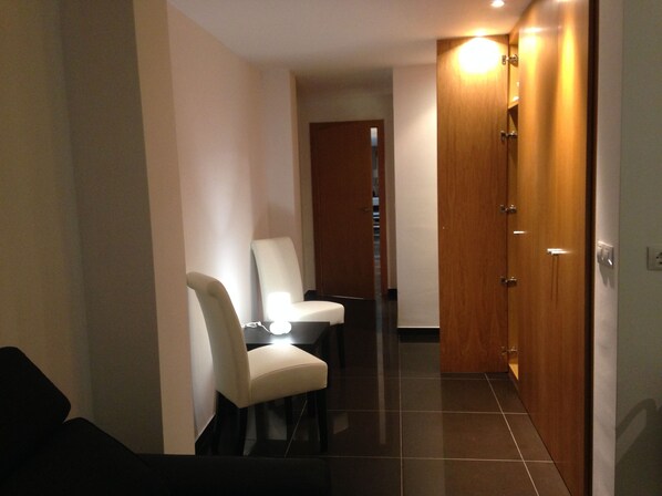 Schreibtisch, kostenlose Babybetten, Zustellbetten, kostenloses WLAN