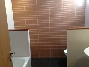 Articles de toilette gratuits, sèche-cheveux, bidet, serviettes fournies