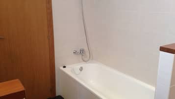 Deep-soaking bathtub
